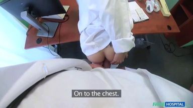 Медсестра в кабинете доктора сосет член и трахается на столе